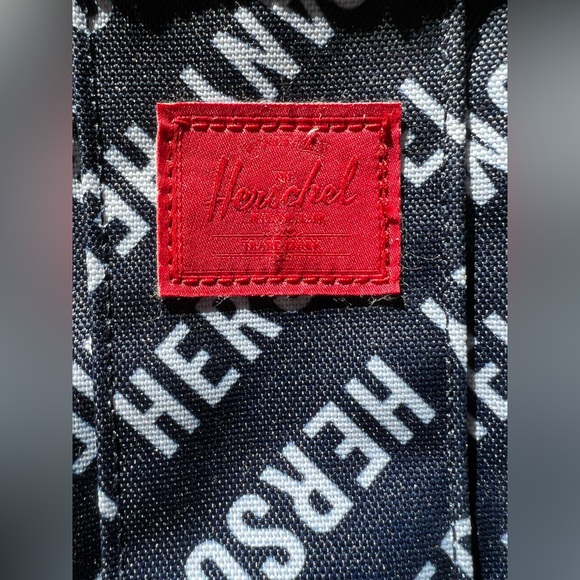 Hershel Supply Company Cruz Crossbody Shoulder Bag Camo and Navy - Picture 3 of 7